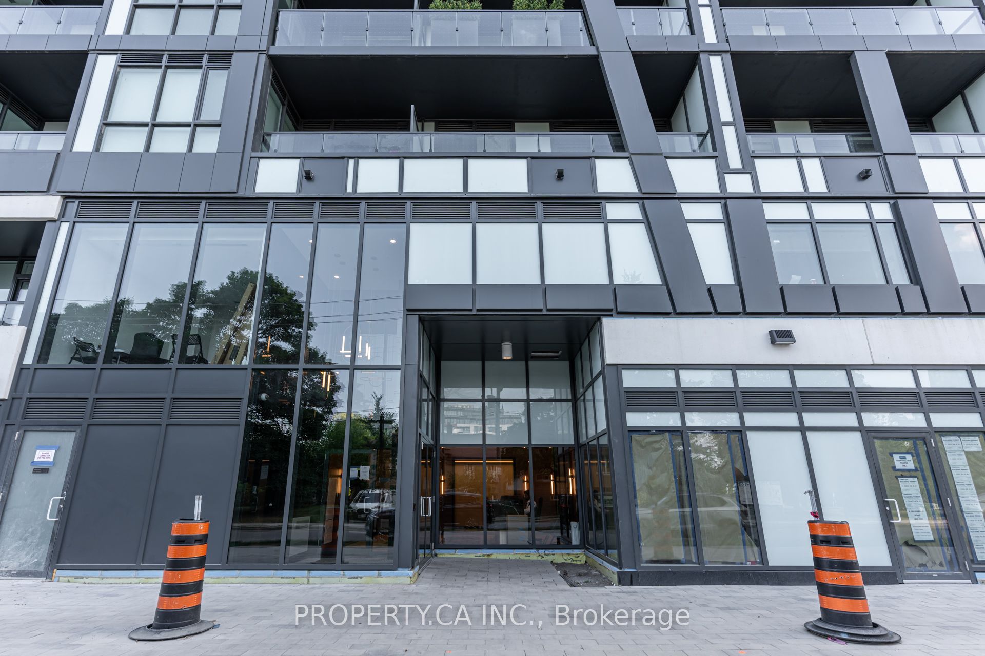 Unit 106 - 6 Greenbriar Road, North York 5