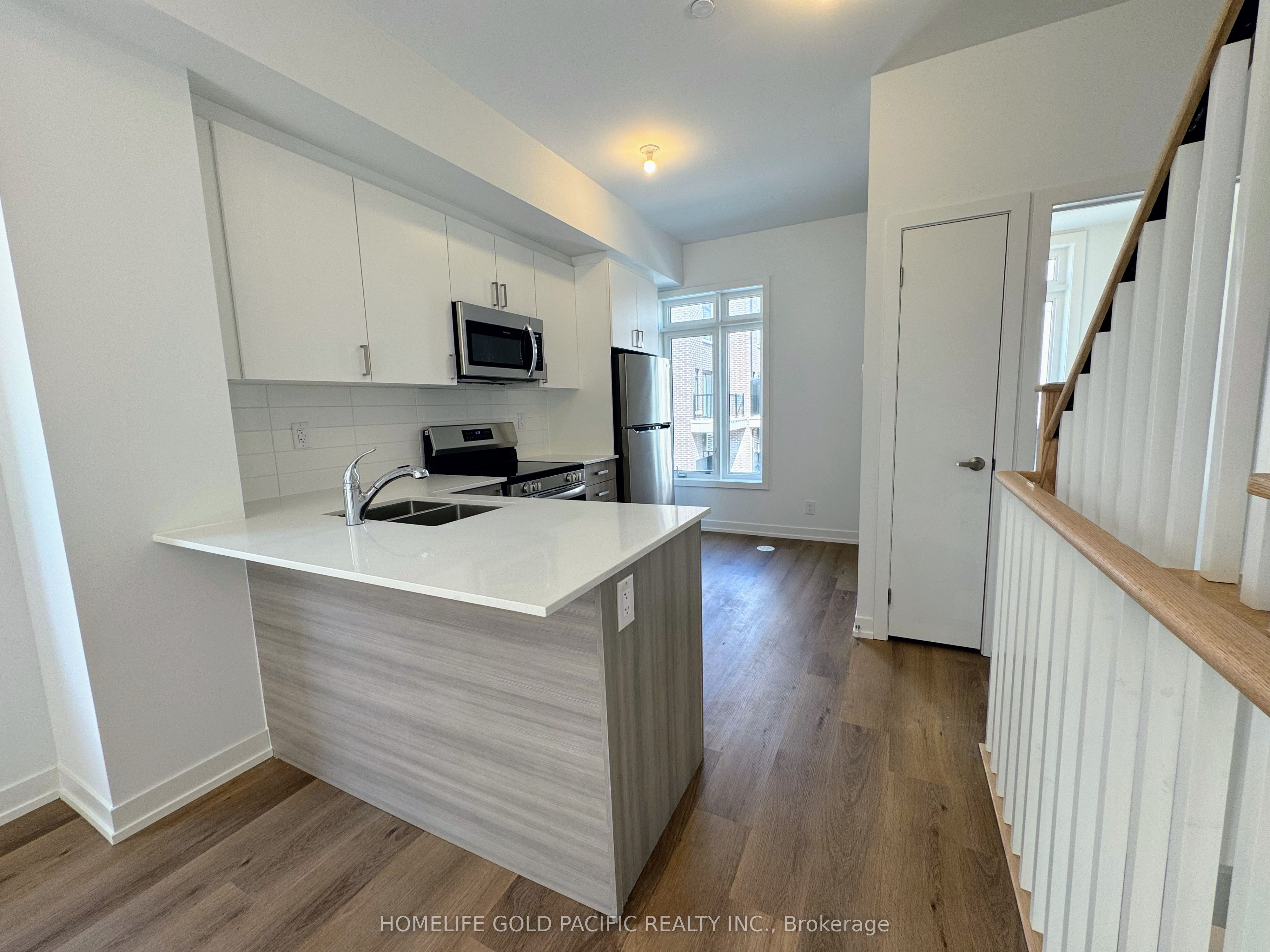 5 Spruce Pines Crescent, North York 5