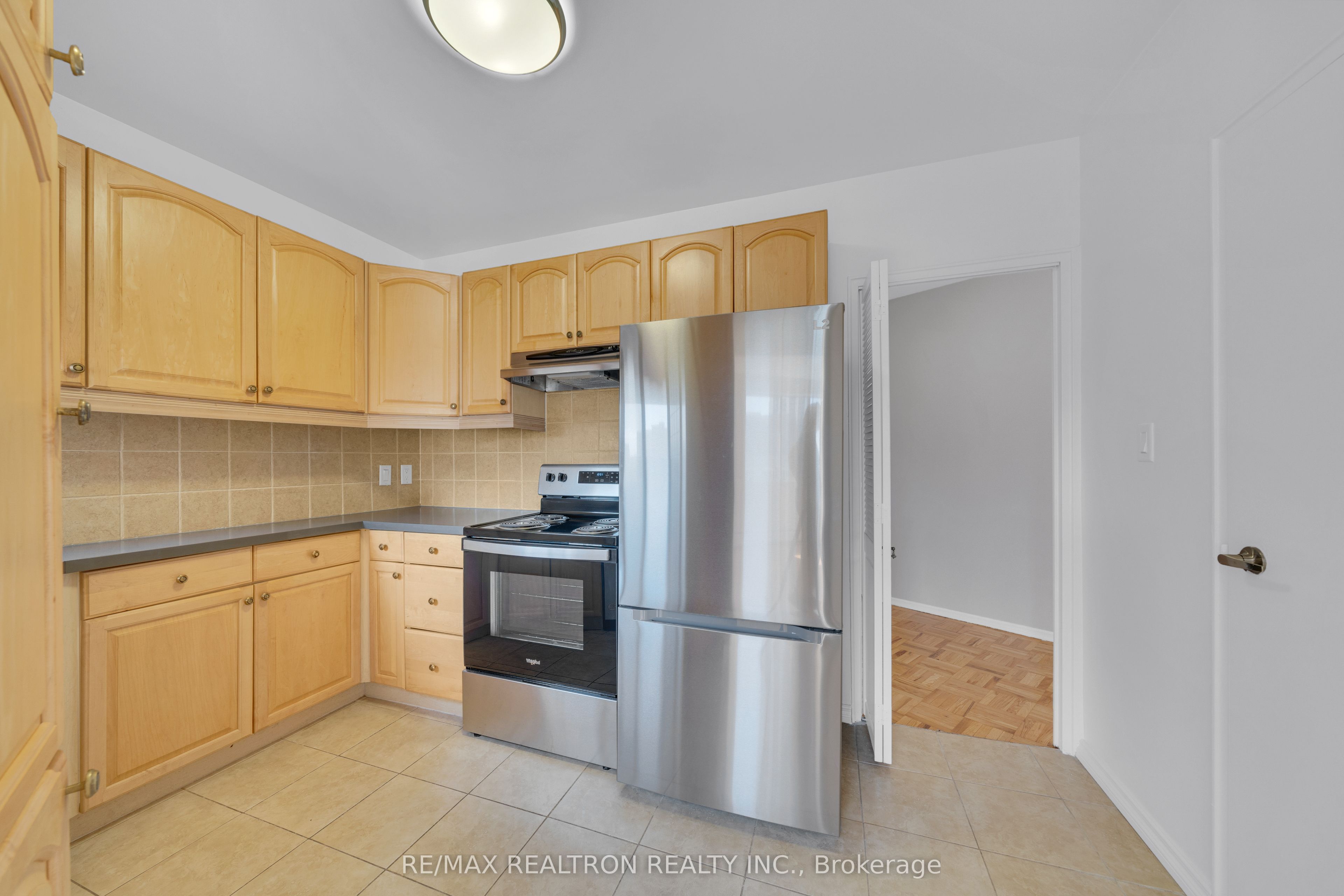 Unit 401 - 9 Deer Park Crescent, Toronto 4