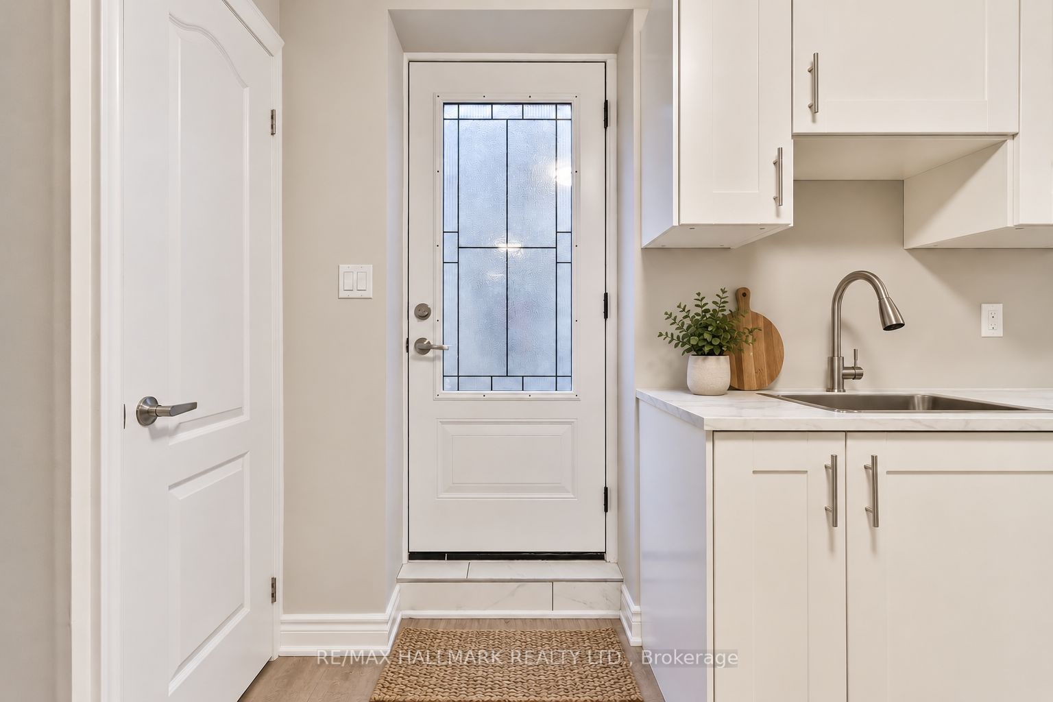 Unit Lower - 18 Aldenham Crescent, North York 3