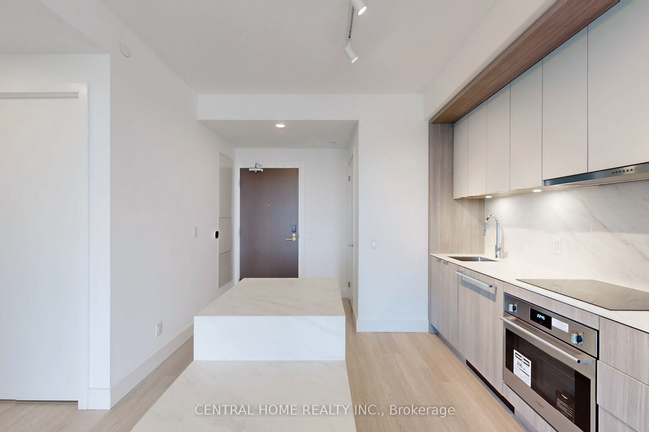 Unit 917 - 6 Greenbriar Road, North York 5