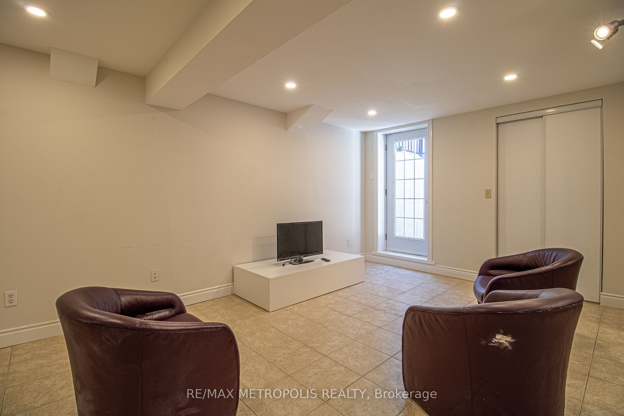 Unit Basement - 507 Charnwood Court, Pickering 4