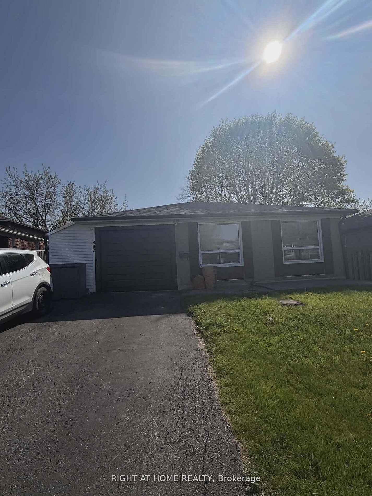 869 Grenoble Boulevard E, Pickering 1