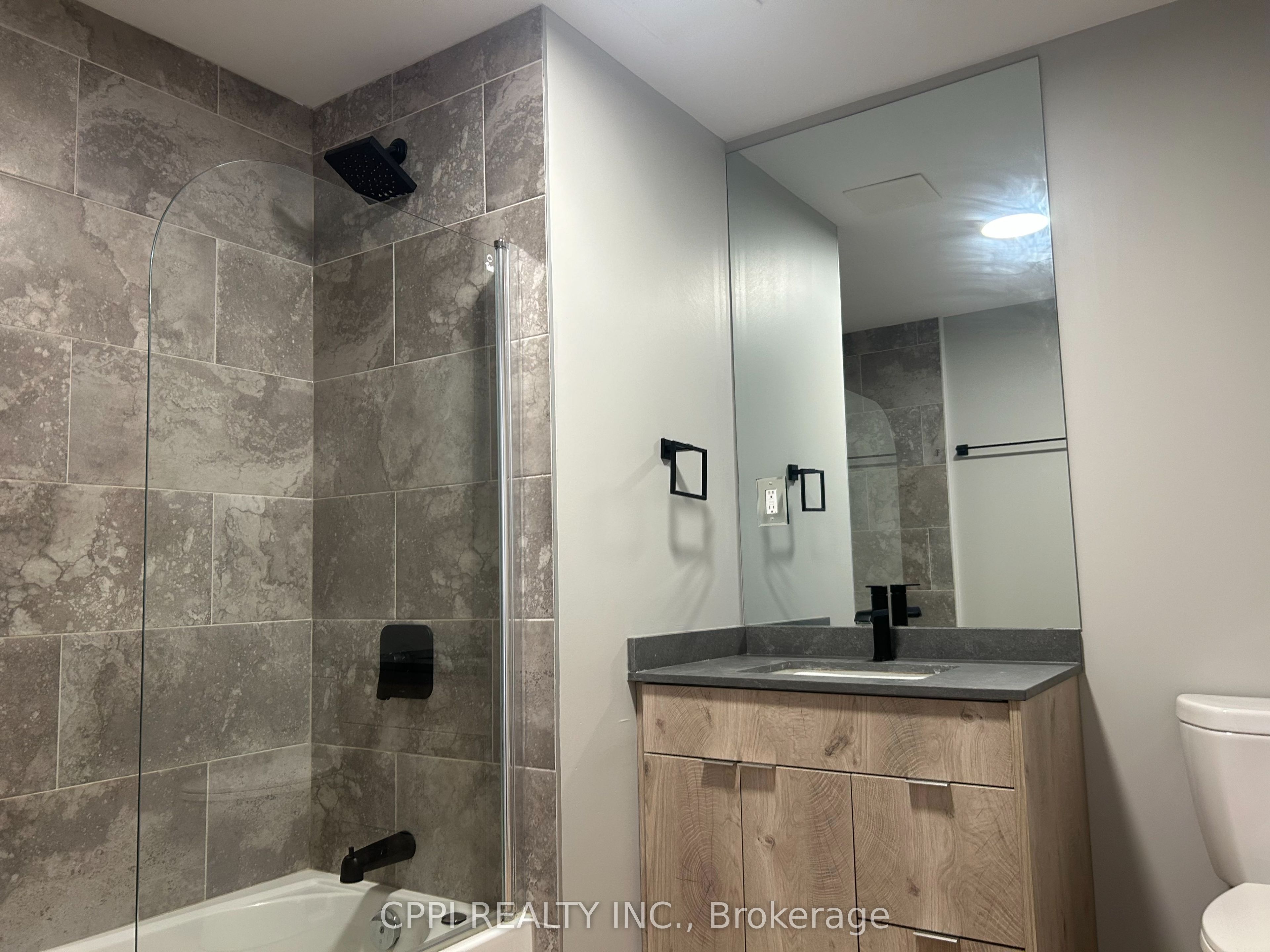Unit 301 - 70 King Street E, Oshawa 4