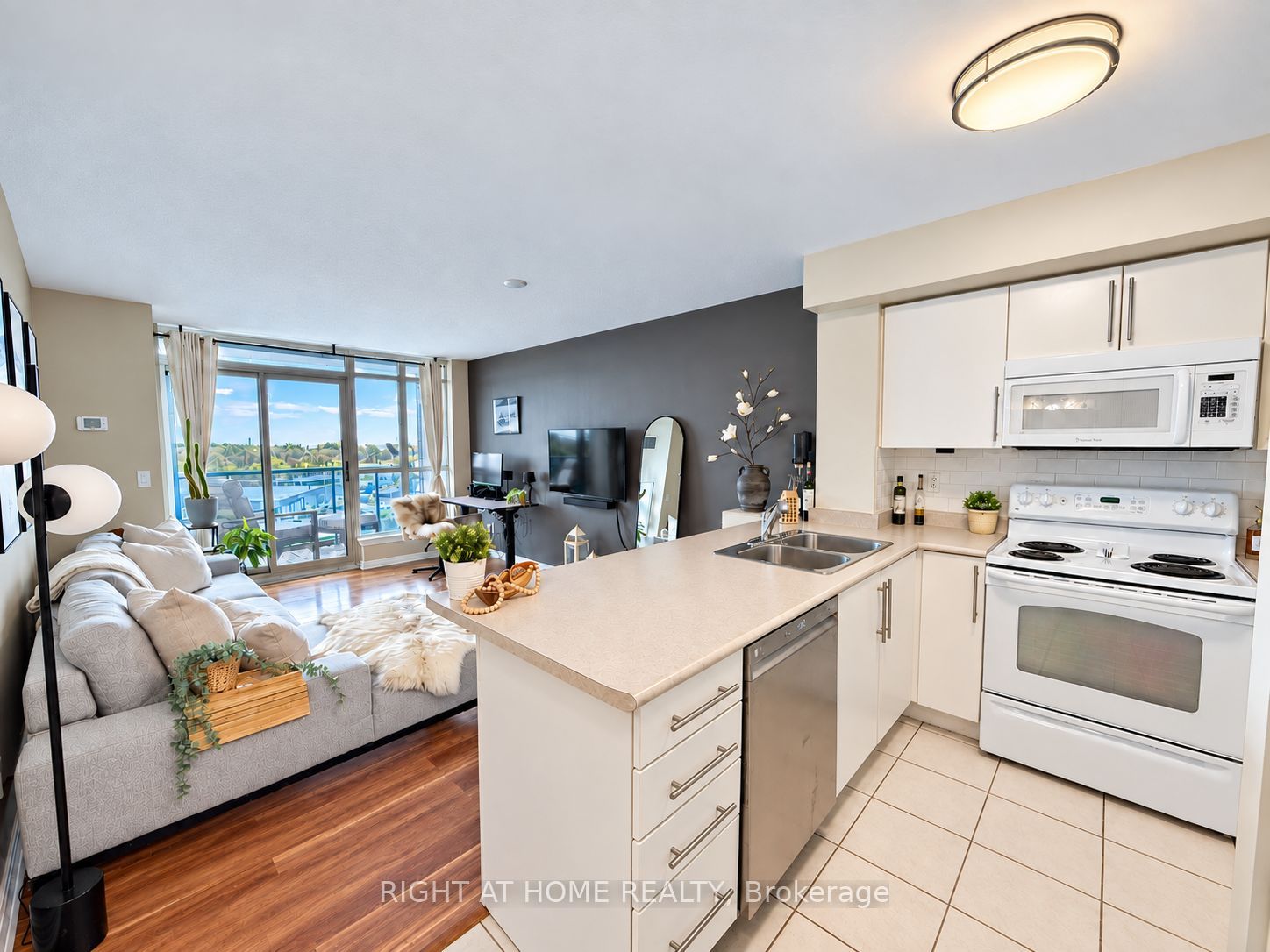 Unit 906 - 340 Watson Street W, Whitby 2