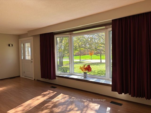 320 Myrtle Road E, Whitby 5