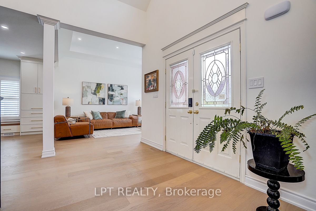 585 Holgate Circle, Newmarket 4