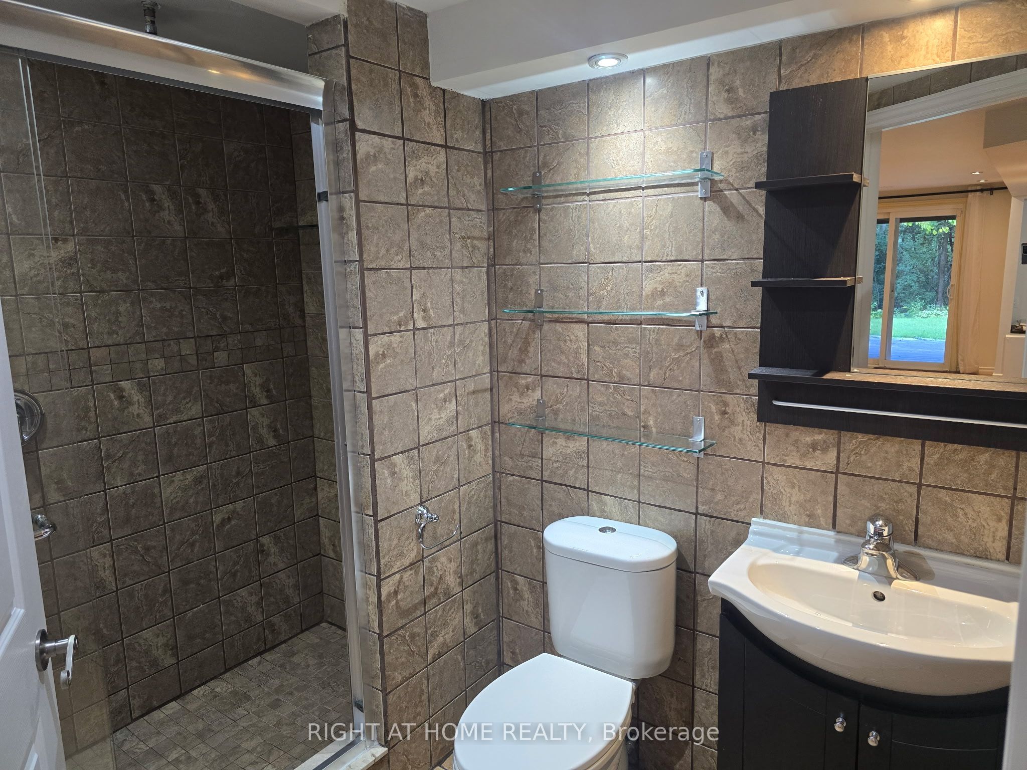 20 Lippincott Court, Richmond Hill 2