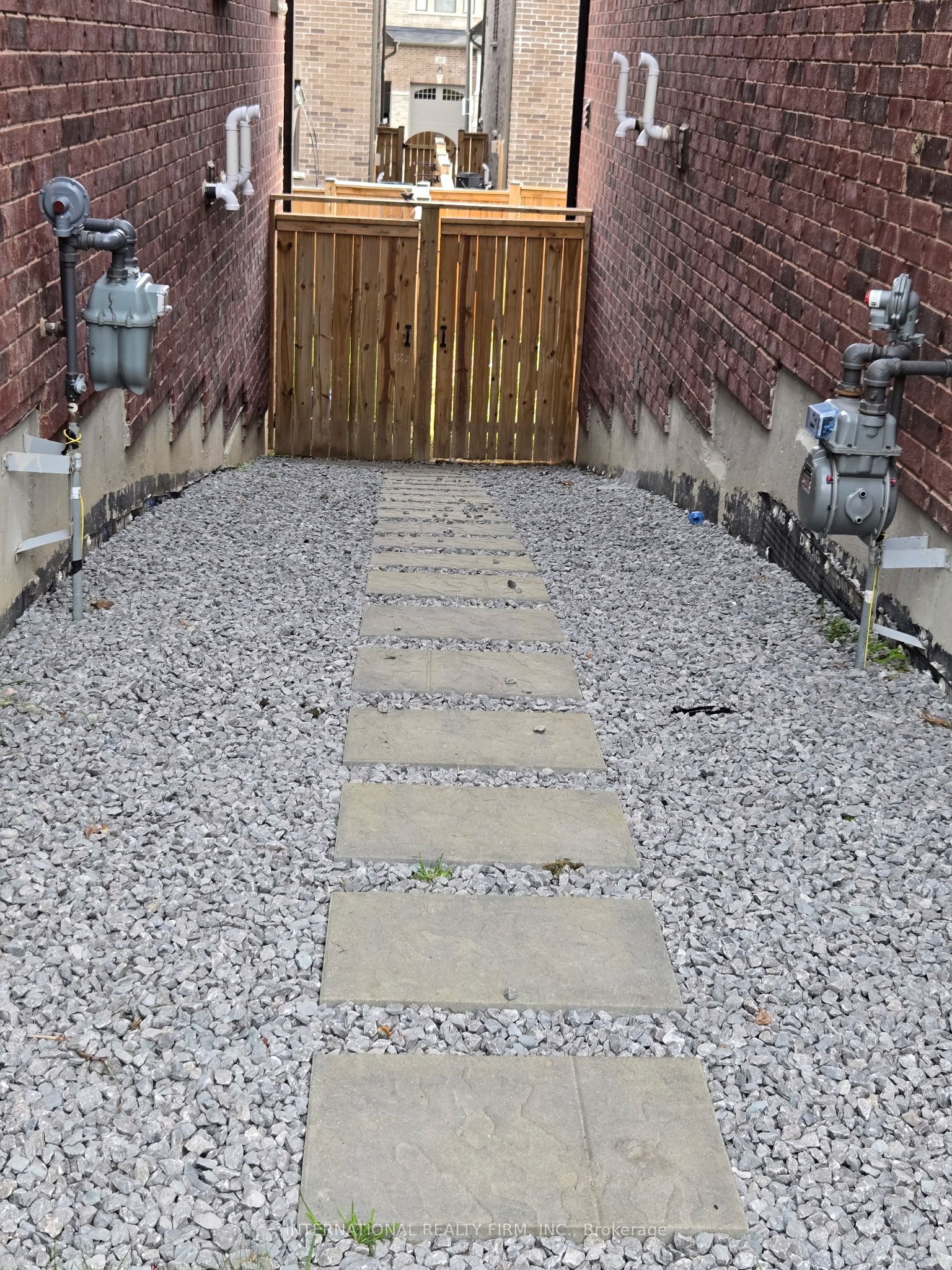 10 Gord Matthews Way, Uxbridge 5