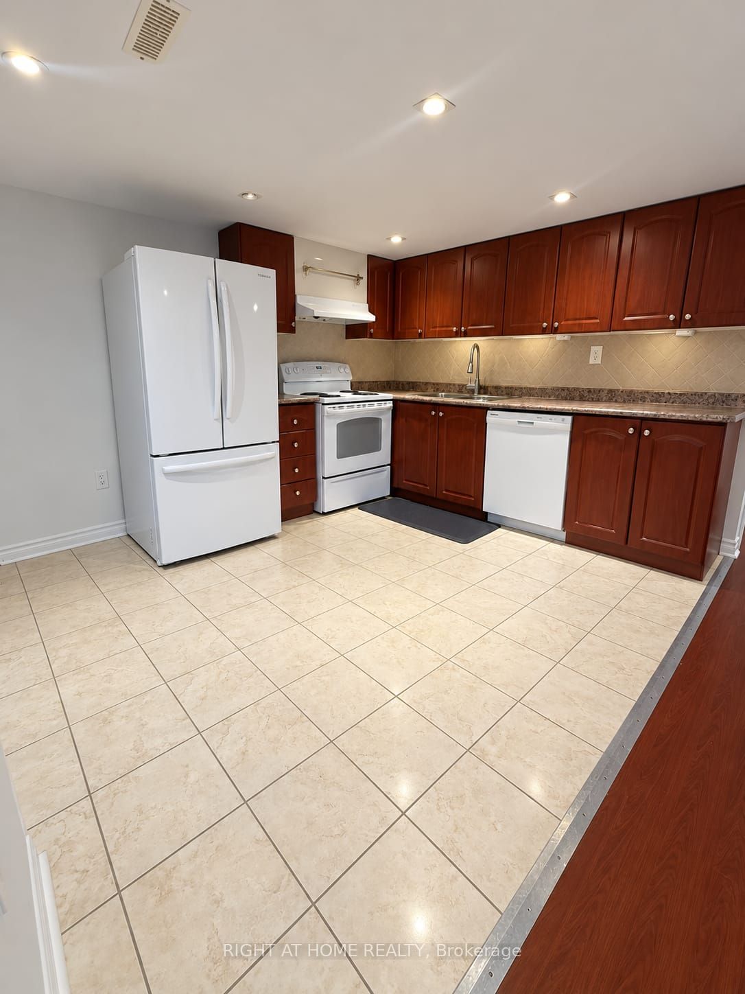 Unit Walkout Basement - 23 Lark Crescent, Richmond Hill 3