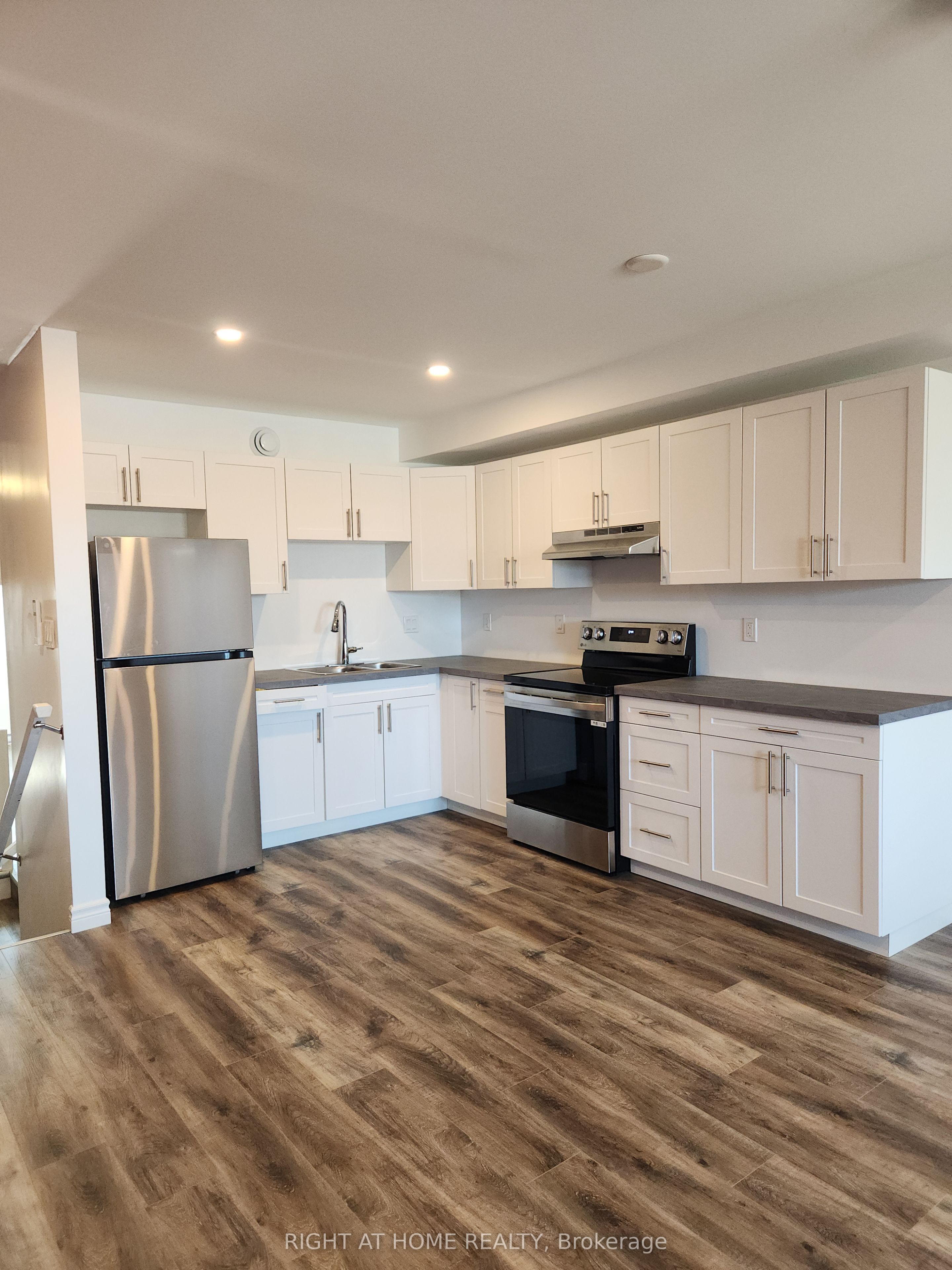 Unit 203 - 9 Queen Street W, Springwater 5