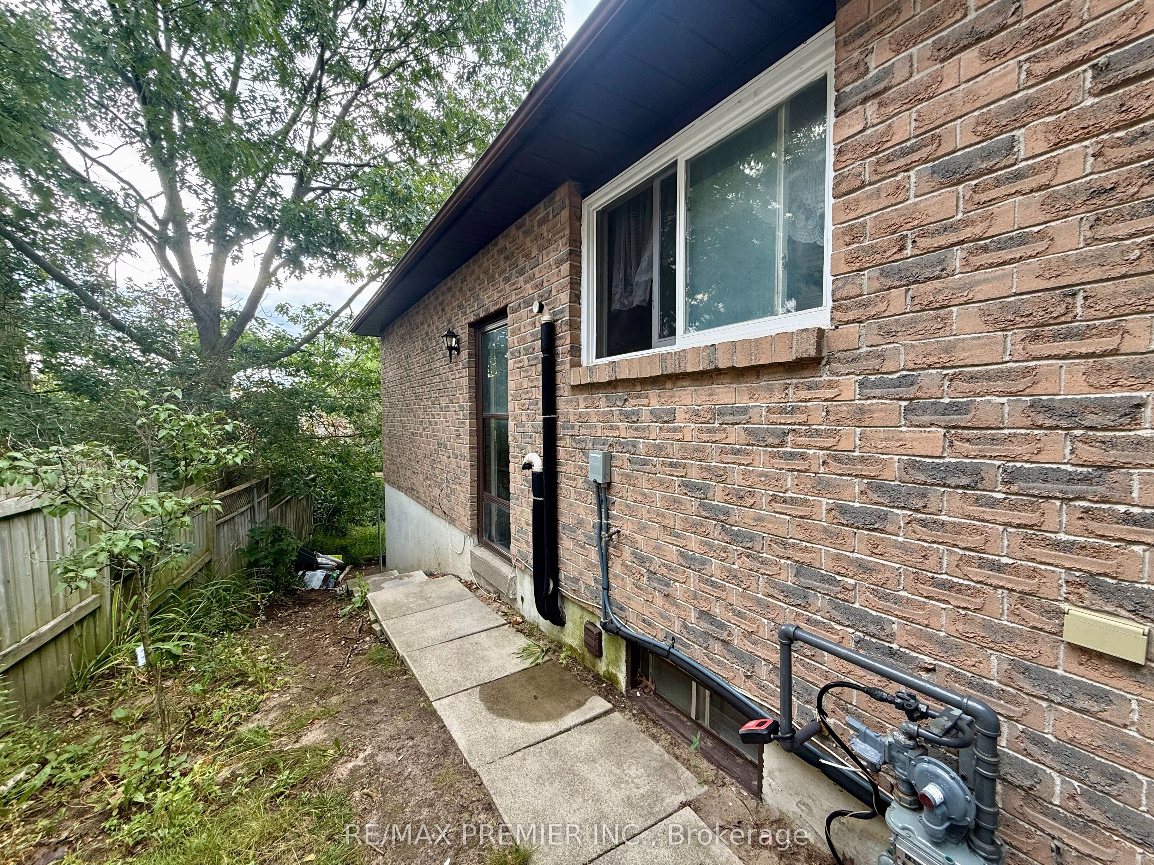 Unit Bsmt - 77 Fox Run, Barrie 3