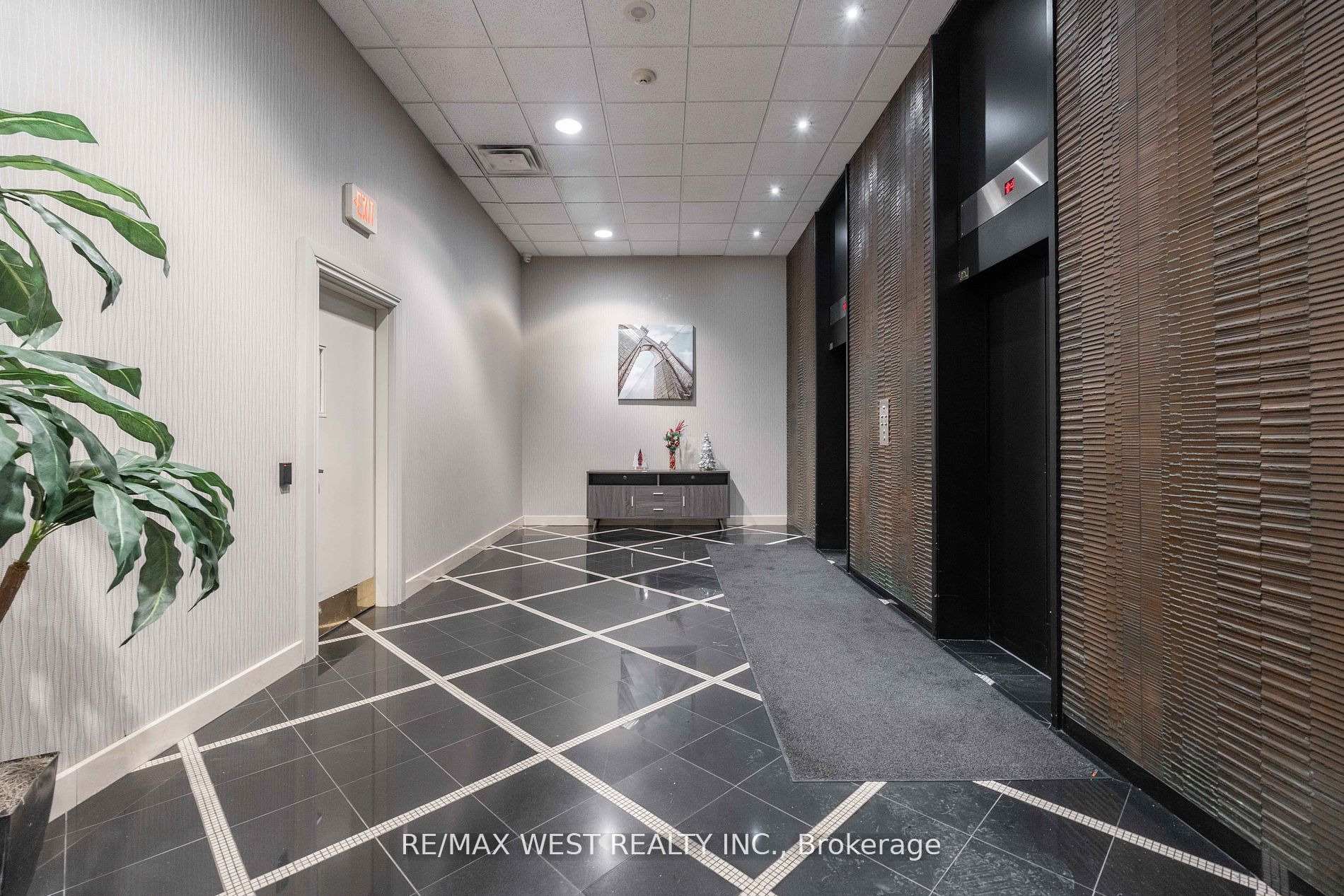 Unit 817 - 2737 Keele Street, North York 3