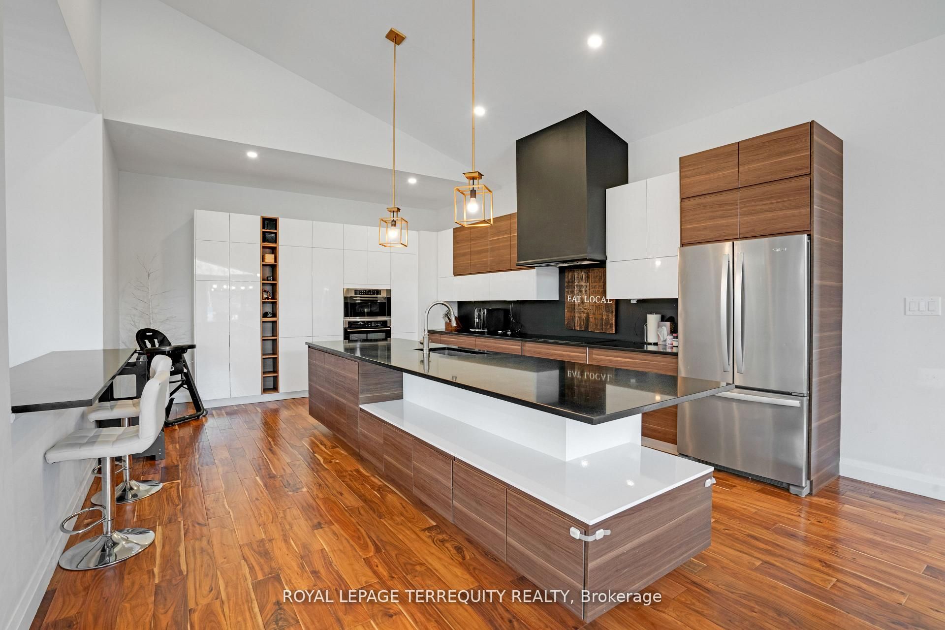 716 North Shore Boulevard E, Burlington 3