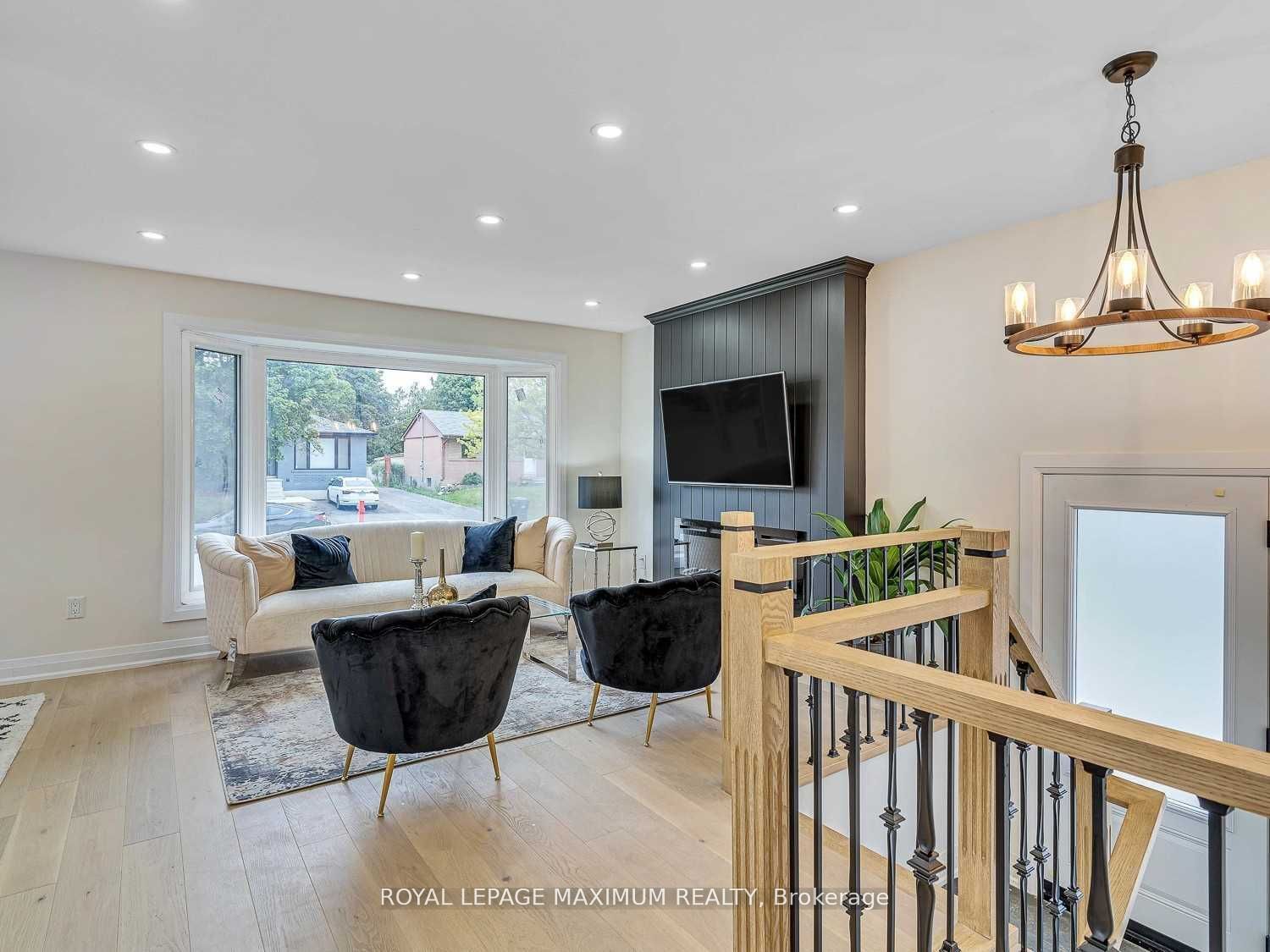 Unit Upper Level - 8 Lawrence Crescent, Brampton 2