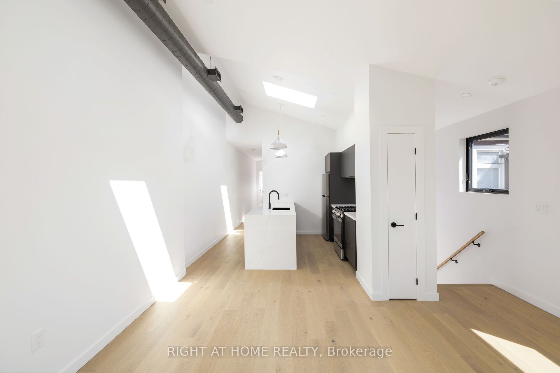 Unit Upper - 86 Lansdowne Avenue, Toronto 5