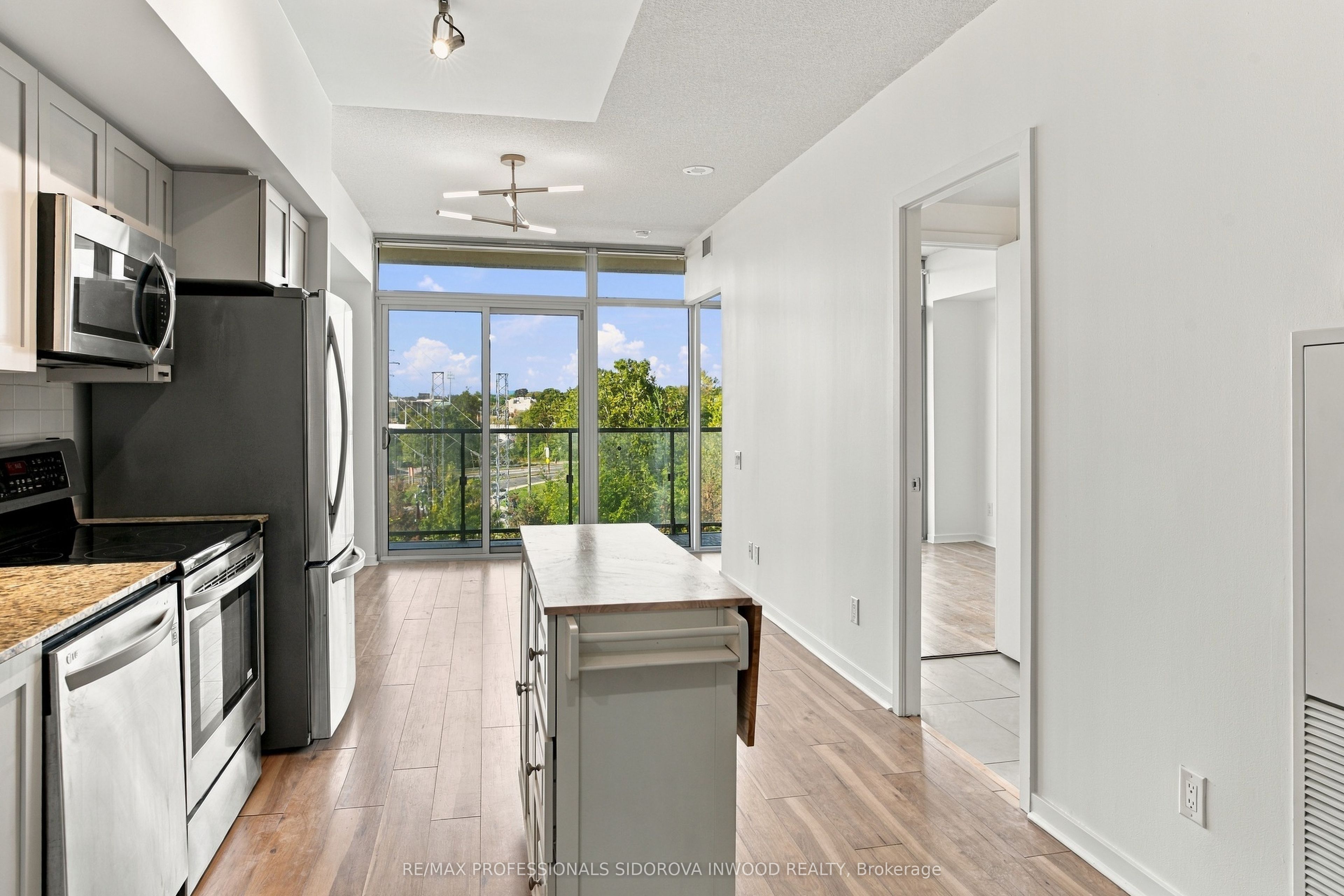 Unit 404 - 105 The Queensway Avenue, Toronto 5