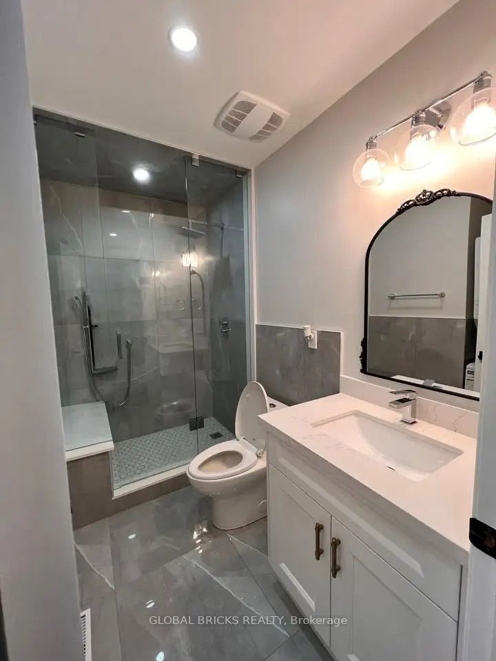 Unit Upper - 49 Argyle Crescent, Brampton 4