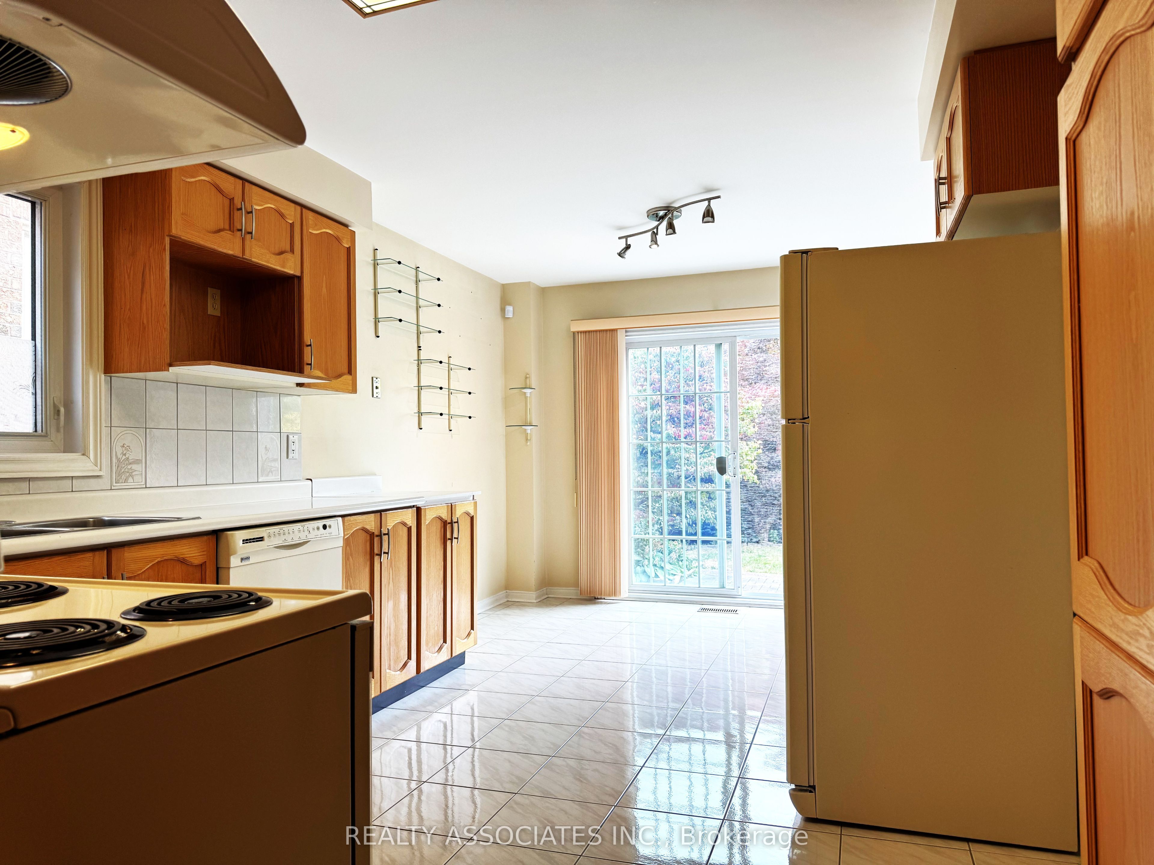 5577 Haddon Hall Road, Mississauga 4