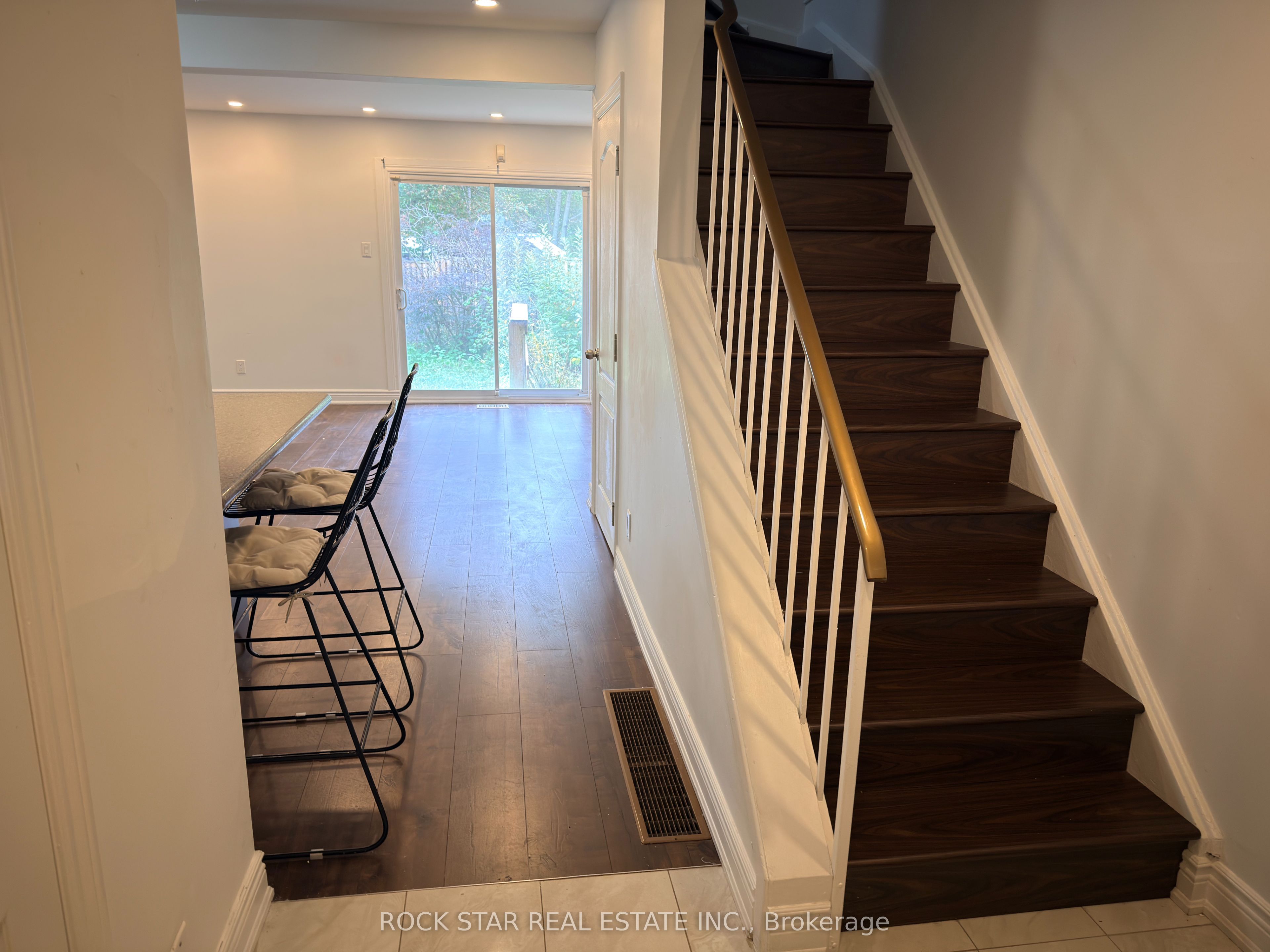 Unit Upper - 15 Hardcastle Court, Brampton 2