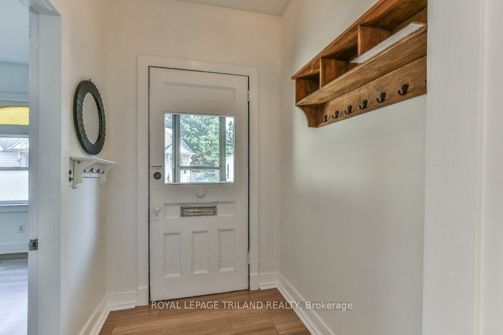 24 MOUNT PLEASANT Avenue, London 4