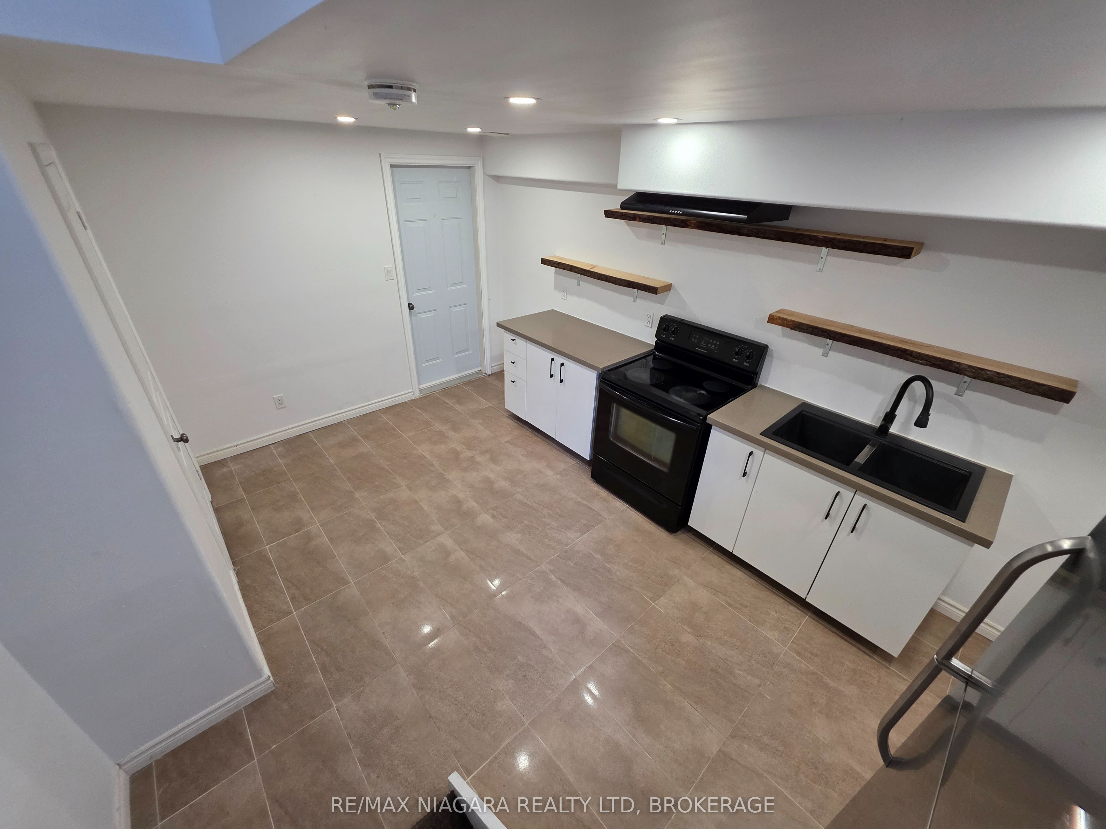 Unit Lower Level - 8383 Heikoop Crescent, Niagara Falls 3