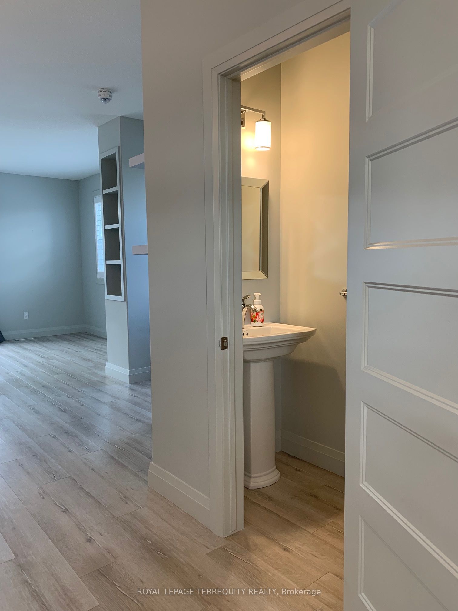 Unit 2 - 3025 Singleton Avenue, London 5